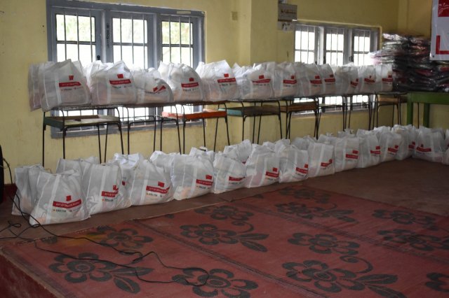 මස්කෙළිය සමන්එලිය විද්‍යාලයේ දරුවන්ට පාසල් උපකරණ සහ වියලි ආහාර ද්‍රව්‍ය බෙදා දෙයි